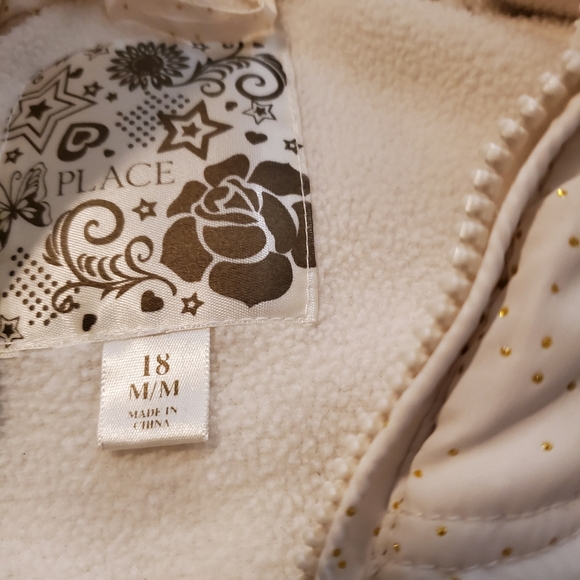 Place hooded quilted vest. - Picture 4 of 6